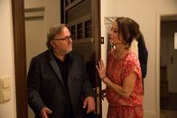 Extraklasse – Laila (Inka Friedrich) bringt Ralph (Axel Prahl) nach seinem peinlichen Auftritt auf ihrer Geburtstagsparty zur Tür.