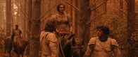 Der Herr der Ringe: Die Ringe der Macht – Míriel (Cynthia Addai-Robinson) hat den Vulkanausbruch zwar überlebt, aber ihr Augenlicht verloren. Elendil (Lloyd Owen, 2.v.l.) und Valandil (Alex Tarrant, r.) helfen ihr.