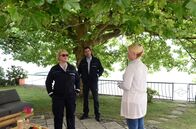 WaPo Bodensee – Richterin Marla Kohnen (Elisabeth Brück, r.) wird von Nele Fehrenbach (Floriane Daniel, l.) und Jakob Frings (Max König, M.) zu dem toten Ornithologen befragt. Dieser kämpfte für den Naturschutz und war ein "Intensivkläger".