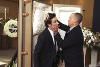 Scrubs - Die Anfänger – J.D.s Vorstellung: Dr. Cox (John C. McGinley, r.) nimmt auf seltsame Weise Abschied von J.D. (Zach Braff, l.) ...