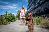 Schneeweißchen & Rosenrot – Die Katze (Kater Simba) hat die Schwestern Rosalie (Zoe Moore, r.) und Bianca (Jeanne Goursaud, l.) bis hierher geführt. Was sie wohl erwartet?