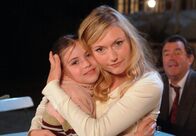 Zwei Millionen suchen einen Vater – Gabriela (Johanna Christine Gehlen, re.) hat die kleine Theresa (Laura Szalski) tief in ihr Herz geschlossen.