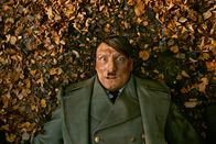Er ist wieder da – Wir schreiben das Jahr 2014, als Adolf Hitler (Oliver Masucci) 69 Jahre nach dem Ende des Zweiten Weltkrieges bei bester Gesundheit mitten in Berlin aufwacht. Was wird er mit seiner zweiten Chance anstellen?
