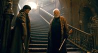Wolfman – Mit Waffengewalt muss Sir John (Anthony Hopkins, r.) seinen Sohn Lawrence (Benicio Del Toro, l.) und sein Anwesen gegen die aufgebrachten Bürger verteidigen.