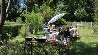 Ein Tag – Vor allem samstags kommen viele zusätzliche Freiwillige auf den Permakulturhof „vor’m Eichholz“ in Wuppertal. Höhepunkt - ein gemeinsames Mittagessen, zu dem die eigenen Produkte auf den Tisch kommen: Kartoffeln, Salat, Gemüse, Obst.