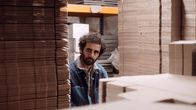 Proll! (MDR) – Murat (Erol Afsin) alleine in der Kartonfabrik.