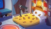 Wolf – Damit er nicht wieder einschläft, präpariert Wolf sein Bett.