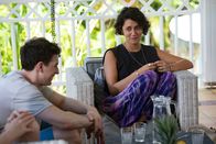 Death in Paradise – Popsängerin Ayana Jelani (Olivia D’Lima, r.) macht ein Drogenproblem zu schaffen, dass sie vor der Öffentlichkeit verbergen will. Gemeinsam mit Evann Parry (Jack Parry-Jones, l.) will sie ihr Problem bekämpfen. Doch sie erwartet eine böse Überraschung.