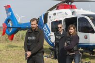 Ostfriesenkiller – Die Ermittler Weller (Christian Erdmann, l.), Rupert (Barnaby Metschurat, M.) und Ann Kathrin Klaasen (Christiane Paul, r.) haben einen Notruf erhalten. Können sie den Täter endlich schnappen?