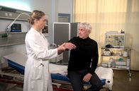 Rote Rosen – Britta (Jelena Mitschke, l.) ist irritiert als Herrn Rossi (Mathieu Carrierè, r.) sich neugierig für ihr Leben interessiert.