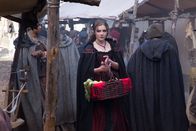 Salem – Mercy (Elise Eberle) sucht unter den Flüchtlingen nach neuen "Vögelchen" für ihr Bordell, während Hathorne seine Vormachtstellung in Salems Politik dank der Hexe stärken kann ...