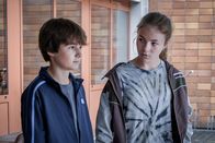 SOKO Linz – Anselm Kramer wird von alten Kameraden aus seiner Zeit als Rechtsextremer bedroht. Auch sein Sohn Julian (Leopold Pallua) leidet unter der Situation, wie Emilia (Paula Hainberger) erfährt.