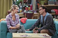 The Big Bang Theory – Sie stellen fest, dass sie beide an sich arbeiten müssen: Penny (Kaley Cuoco, l.) und Leonard (Johnny Galecki, r.) ...