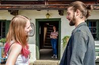 Zimmer mit Stall – Leonie (Carolin Garnier, Mitte) wird eifersüchtig: Tanja (Rebecca Kleineidam) flirtet mit Max (Emanuel Fitz).