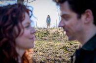 Sturm der Liebe – Larissa (Anna Karolin Berger, M.) wird Zeugin, wie Kilian (Anthony Paul, r.) Fanny (Johanna Graen, l.) seine Liebe versichert und sich mit ihr verabredet.