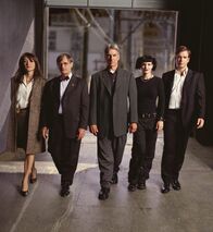 Navy CIS – (1. Staffel) - Die NAVY CIS untersucht Verbrechen, die auf irgendeine Weise mit der US-Navy oder dem Marine Korps zu tun haben. Das Team: Leroy "Jethro" Gibbs (Mark Harmon, M.), Dr. Donald "Ducky" Mallard (David McCallum, 2.v.l.), Caitlin "Kate" Todd (Sasha Alexander, l.), Abby Sciuto (Pauley Perrette, 2.v.r.) und Anthony "Tony" DiNozzo (Michael Weatherly, r.).