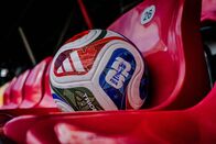 Fußball: Weltmeisterschaft – Der "FIFA WORLD CUP 26™ TRIONDA PRO BALL"