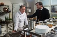 Rote Rosen – Carla (Maria Fuchs, l.) macht Philip (Marc Schöttner, r.) klar, dass der Friede zwischen den Geschwistern ernsthaft gefährdet ist.