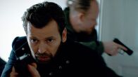 Kommissar Wisting – Adrian Stiller (Kyrre Hellum, li.) von der Osloer „Kripos“ geht einem Hinweis nach.