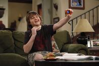 Two and a Half Men – Ein Mädchen hat Jake (Angus T. Jones) eine Halskette geschenkt. Er schickt ihr ein Foto als Beweis, dass er den Schmuck auch wirklich trägt.