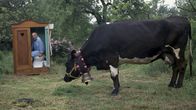 Löwenzahn Classics – Peter (Peter Lustig) sinniert in seinem Kloschrank darüber, welche Tierchen wohl dafür zuständig sind, die Kuhfladen aus seinem Garten zu entfernen.