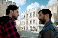 East Side – Komplize Ashraf (Amir Khoury, li.) soll Momi (Yehuda Levi, re.) dabei helfen, den Kauf des besonders gut gelegenen Hotels St. George (im Hintergrund) einzufädeln.