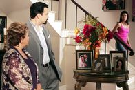 Desperate Housewives – Zu Gabrielle (Eva Longoria, r.) Entsetzen erscheint Juanita (Lupe Ontiveros, l.), ihre Carlos’ (Ricardo Antonio Chavira, M.) Mutter, die sich an ihre Fersen heftet, um sie des Ehebruchs zu überführen ...; Zu Gabrielle (Eva Longoria, r.) Entsetzen erscheint Juanita (Lupe Ontiveros, l.), ihre Carlosâ€™ (Ricardo Antonio Chavira, M.) Mutter, die sich an ihre Fersen heftet, um sie des Ehebruchs zu Ã¼berfÃ¼hren ...
