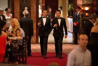 Suits – Im Casino nehmen Harvey (Gabriel Macht, l.) und Mike (Patrick J. Adams, r.) die Spur eines dubiosen Vertrags auf. Doch zwischen Jetons und Champagner steht mehr auf dem Spiel als nur Geld.