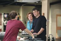 Castle – Martha (Susan Sullivan, M.) und Richard (Nathan Fillion, r.) könnten sich durchaus an die Anwesenheit von Kate (Stana Katic, l.) gewöhnen.