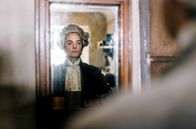 Ein Tag in... – Kleider machen Leute das gilt besonders im Paris des 18. Jahrhunderts: Ohne Perücke und ausgefallene Kleidung würde Perückenmacher Léonard Minet (Max Hegewald) niemals das Haus verlassen.