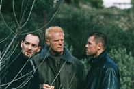 Maximum Risk – Dem Gangster Ivan (Zach Grenier, l.) ist das plötzliche Auftauchen des Zwillingsbruders ein Dorn im Auge. Daher heuern er und sein Genosse Morris (Rob Kaman, r.) den Auftragskiller Red Face (Stefanos Miltsakakis, M.) an, um sich um das Problem zu kümmern.
