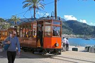 Mit dem Zug ... – Von der Straßenbahn direkt an den Strand: In der Bucht von Port de Soller.