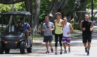 Hawaii Five-0 – Das Five-0 Team bereitet sich auf den großen Spendenlauf Tough Mudder vor: Chin (Daniel Dae Kim, 2.v.r.), Grover (Chi McBride, l.), Danny (Scott Caan, 2.v.l.), Steve (Alex O'Loughlin, r.) und Kono (Grace Park, M.) ...