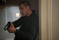 Snitch - ein riskanter Deal – Eigentlich wollte Johns Mitarbeiter Daniel (Jon Bernthal) endlich raus aus dem Drogenmilieu, doch dann braucht sein Chef dringend seine Hilfe ...