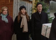 Frühling – Leslie Wolff (Nadine Wrietz), Katja Baumann (Simone Thomalla) und Pfarrer Sonnleitner (Johannes Herrschmann) werden mit Geschenken überrascht.