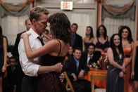 How I Met Your Mother – Rückblende an Punchys bzw. die schlimmste Hochzeit, auf der sie je waren: Robin (Cobie Smulders, vorne r.) und Barney (Neil Patrick Harris, vorne l.) ...