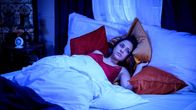 Sturm der Liebe – Maxi (Katharina Scheuba) glaubt traurig, dass Larissa und Henry ein Paar werden.