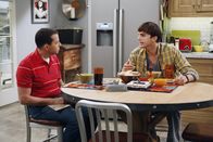 Two and a Half Men – Müssen sich damit abfinden, dass ihre Jungend vorüber ist: Walden (Ashton Kutcher, r.) und Alan (Jon Cryer, l.) ...