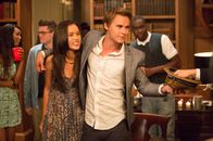 Endless Love – Obwohl sein Vater sein Augenmerk eher auf die Beziehung seiner Tochter legt, ist es auch für Keith (Rhys Wakefield, r.) und seine Freundin Sabine (Anna Enger, l.) nicht einfach mit dem dominanten Hugh ...