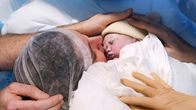 Puls – Puls Mutterglück mit fremder Gebärmutter Mutter Anaïs mit ihrem neugeborenen Kind Copyright: SRF