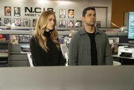 Navy CIS – Ellie Bishop (Emily Wickersham, l.); Nick Torres (Wilmer Valderrama, r.)