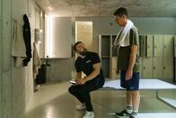 SOKO Wien – Thomas Albrechts (Thomas Clemens, r.) wird skeptisch gegenüber dem Verhalten seines Fitnesstrainers Masud Ansari (Aslan Aslan, l.).