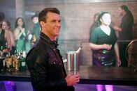 Chicago Fire – Chicago Fire Staffel 7, Folge 13 Partylaune: Jesse Spencer als Matthew Casey. Copyright: SRF/NBC Universal
