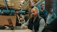 Spuren – Müdigkeit hin oder her, Navid Sabet (Atrin Haghdoust, vorne) ist ein hochmotiviertes Sokomitglied.