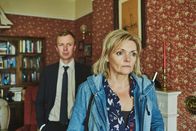 The Bay – Rose Marshbrook (Sharon Small) scheint zu ihrem Bruder Mark Bradwell (Steven Robertson) nicht das beste Verhältnis zu haben.
