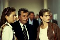 Alle meine Töchter – Sorgenvoll warten Berthold Sanwaldt (Günter Mack, M.), Sylvie (Julia Dahmen, l.) und Anna (Ursula Buschhorn, r.) auf den Prozessausgang, der ihre ans Herz gewachsene Haushälterin entlasten soll.