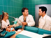 In aller Freundschaft – MDR Fernsehen IN ALLER FREUNDSCHAFT FOLGE 170, "Ein leichtfertiges Versprechen" Uhr. Philipp Brentano (Thomas Koch, rechts) hat seinen ersten Patienten David Gosch (Martin Goeres) als Assistenzarzt operiert und versucht mit übersteigerten Ehrgeiz alles mögliche zu tun - für Chefarzt Heilmann (Thomas Rühmann) geht er einen Schritt zu weit.