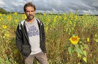 Re: – Olaf Schnelle hat seine ausgelaugten Böden in Rekordzeit in fruchtbares Ackerland verwandelt und baut dort Gemüse für die Sterneküche an.