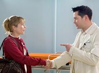 In aller Freundschaft – Dr. Philipp Brentano (Thomas Koch) trifft in der Sachsenklinik Isabelle Becker (Florentine Lahme), die Mutter seines kleinen Patienten Finn. Isabelle und Philipp haben sich vor neun Jahren auf einer Party kennen gelernt. Damals haben sie eine Nacht miteinander verbracht.