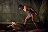 Spartacus – Als neuer Champion der Gladiatoren nimmt Spartacus seine Bestimmung als Anführer wahr. Er befiehlt Crixus (Manu Bennett, r.), sich vorerst zu schonen. Doch Crixus verhält sich uneinsichtig ...